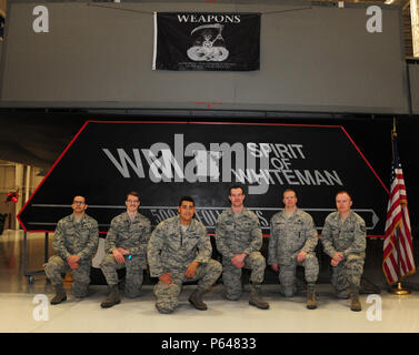 Aeromobili sistemi di armamento tecnici da 509a e 131Manutenzione aeromobili squadrone posano per una foto di gruppo a Whiteman Air Force Base, Mo., 14 aprile 2016. Durante la fase di esercizio di una costante vigilanza 16 (CV16), drill-status guardie (DSG) hanno avuto la possibilità di lavorare fianco a fianco con i loro full-time omologhi, che ha segnato la prima volta DSG hanno partecipato al carico effettivo delle armi durante un esercizio. (U.S. Air Force foto di Airman 1. Classe Keenan Berry) Foto Stock