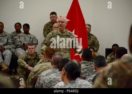 NORTH Fort Hood, Texas-- Prima armata comandante generale, Lt. Gen. Michael S. Tucker, si è incontrato con i soldati della prima armata Division West centoventesimo della brigata di fanteria durante un municipio qui, Apr. 20, per discutere lo stato attuale della prima armata e la strada per il futuro. Foto Stock