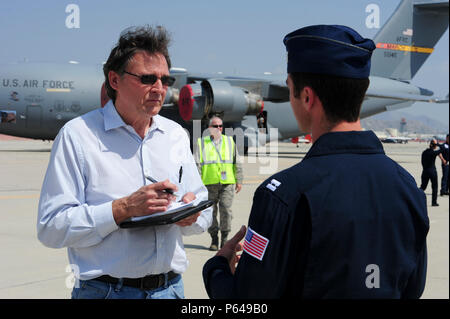 Un rappresentante del supporto civile interviste U.S. Air Force Capt. Nicholas Eberling, piombo pilota solo per gli Stati Uniti Air Force dimostrazione di volo del team 'Thunderbirds' durante l'aria Fest 2016, marzo riserva d'aria di base, California, apr. 15, 2016. Aria Fest 2016 funzioni militari e civili di antenna e dimostrazioni di massa durante una due giorni di spettacolo aereo. (U.S. Air Force foto di Master Sgt. Donald R. Allen/rilasciato) Foto Stock