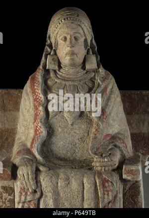 DAMA DE BAZA. SEDENTE ESCULTURA EN PIEDRA POLICROMATO. IBERICO ESCULTURA. (DEPOSITO: MUSEO ARQUEOLOGICO nacional). Foto Stock