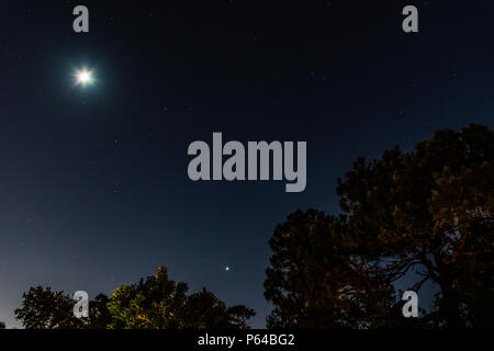 Luna e Venere impostazione su una chiara notte, vista dal cortile Foto Stock