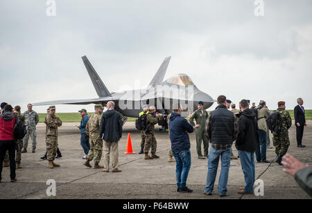 Illustri visitatori e militari membri assegnati alla base di ottenere e fino vicino a U.S. Air Force F Raptor a Mihail Kogalniceanu Air Base, Romania, 25 aprile 2016. Il velivolo sarà condotta aria formazione con altre con base in Europa e di aeromobili trasmetterà inoltre distribuire dall'Inghilterra per massimizzare le opportunità di formazione pur dimostrando l'impegno degli Stati Uniti per gli alleati della NATO e la sicurezza dell'Europa. I rapaci sono distribuiti dalla 95th Fighter Squadron, Tyndall Air Force Base in Florida. (U.S. Air Force foto di Tech. Sgt. Ryan gru/rilasciato) Foto Stock