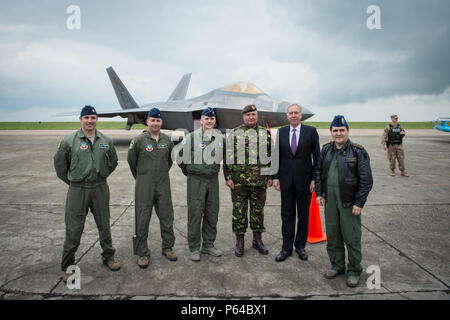 Senior rumeno e la leadership degli Stati Uniti posano per una foto davanti alla F-22A rapaci che distribuito a Mihail Kogalniceanu Air Base, Romania, 25 aprile 2016. Il velivolo sarà condotta aria formazione con altre con base in Europa e di aeromobili trasmetterà inoltre distribuire dall'Inghilterra per massimizzare le opportunità di formazione pur dimostrando l'impegno degli Stati Uniti per gli alleati della NATO e la sicurezza dell'Europa. I rapaci sono distribuiti dalla 95th Fighter Squadron, Tyndall Air Force Base in Florida. (U.S. Air Force foto di Tech. Sgt. Ryan gru/rilasciato) Foto Stock