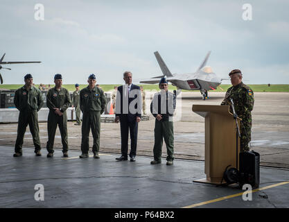 Senior rumeno e la leadership degli Stati Uniti a turno rivolgendosi ai media durante una conferenza stampa su F-22A rapaci che distribuito a Mihail Kogalniceanu Air Base, Romania, 25 aprile 2016. Il velivolo sarà condotta aria formazione con altre con base in Europa e di aeromobili trasmetterà inoltre distribuire dall'Inghilterra per massimizzare le opportunità di formazione pur dimostrando l'impegno degli Stati Uniti per gli alleati della NATO e la sicurezza dell'Europa. I rapaci sono distribuiti dalla 95th Fighter Squadron, Tyndall Air Force Base in Florida. (U.S. Air Force foto di Tech. Sgt. Ryan gru/rilasciato) Foto Stock