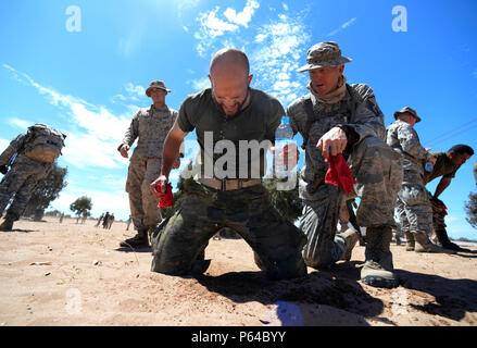 Un Spanish Legion soldato recupera con l aiuto di un U.S. Air Force sergente dopo essere stati esposti a Oleoresin Capsicum 'Pepe' spray durante un armi non letali classe come una parte di leone africano 16 a Tifnit, Regno di Marocco, 23 aprile 2016. Delle undici nazioni che partecipano all'esercizio annuale, un gruppo di militari statunitensi membri, Royal marocchino forze armate membri, Spanish Legion soldati e reale dei Paesi Bassi i soldati dell esercito vivevano in condizioni di campo e ha partecipato nel quotidiano la familiarizzazione con altra nazione tattiche per migliorare l'interoperabilità. (U.S. Air Force foto di Senior Airma Foto Stock