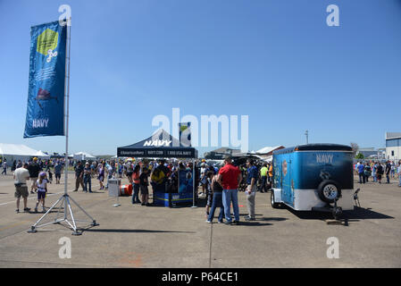 160416-N-FU443-005 LOUISVILLE, Tennessee (16 aprile 2016) Partecipanti visitare il gambo della Marina tour presso lo Smoky Mountain Air Show, che si è concluso il Knoxville Navy settimana. La Marina settimana di programma è progettato per aumentare la consapevolezza circa la marina in aree in tutto il paese che tradizionalmente non hanno una presenza navale e di portare l'America Navy più vicina alla gente che protegge attraverso relazioni comunitarie i progetti, parlando impegni, scienza, tecnologia, ingegneria, matematica (gambo) dimostrazioni e interviste con i media con bandiera host e aree locali marinai. (U.S. Navy foto di comunicazione di massa spe Foto Stock