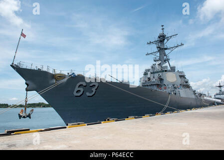 160502-N-OU129-004 MUARA base navale, Brunei (2 maggio 2016) della Cmdr. Harry Marsh, comandante della Arleigh Burke class guidato-missile destroyer USS Stethem (DDG 63), saluta i membri dei media come di imbarcarsi per un tour guidato della nave 2. Il Stethem partecipa all'ASEAN il Ministro della difesa della riunione (ADMM) più la sicurezza marittima e la lotta contro il terrorismo la formazione sul campo esercizio 2016, che mira a rafforzare la cooperazione e la condivisione delle informazioni durante la sicurezza marittima e la lotta contro il terrorismo le operazioni. (U.S. Foto di Marina di Massa lo specialista di comunicazione di terza classe Joshua Fulton/rilasciato) Foto Stock