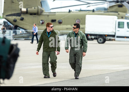 Berlino, Germania - 25 Aprile 2018: piloti militari sul campo d'aviazione. Mostra ILA Berlin Air Show 2018. Foto Stock