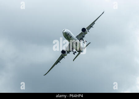 Berlino, Germania - 26 Aprile 2018: dimostrazione di volo del wide-body jet aereo di linea Airbus A350 XVB. Mostra ILA Berlin Air Show 2018 Foto Stock