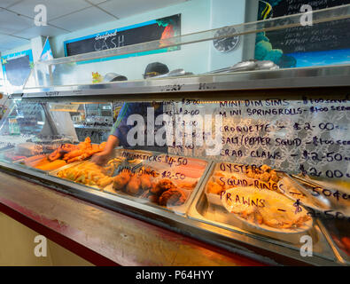 Piatti a base di frutti di mare freschi visualizzato a Bobby's, un popolare pesce e patatine e frutti di mare snack bar, giovedì Isola, dello Stretto di Torres, Isole del Nord del Queensland, FNQ, Foto Stock