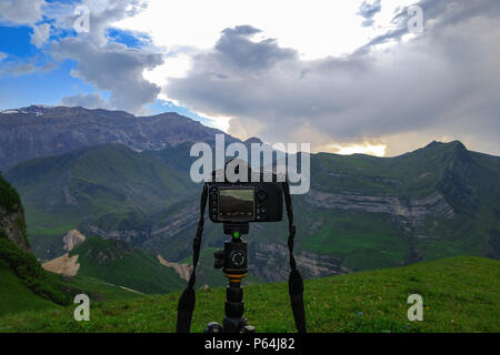 La fotocamera su un treppiede, tiro Montagne Paesaggio Foto Stock