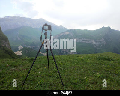 La fotocamera su un treppiede, tiro foggy mountains Foto Stock