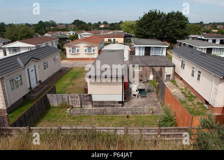 Static-situato mobile home park nei pressi di Reading, Berkshire, Regno Unito Foto Stock