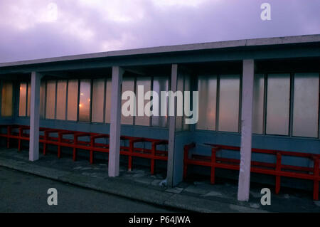 Area con posti a sedere sul lungomare a Margate, Kent, Regno Unito Foto Stock