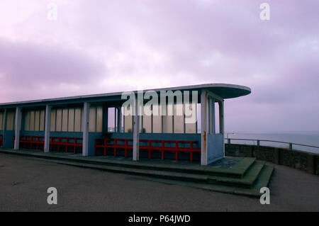 Area con posti a sedere sul lungomare a Margate, Kent, Regno Unito Foto Stock