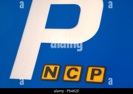 Il simbolo di parcheggio di un parcheggio NCP Foto Stock