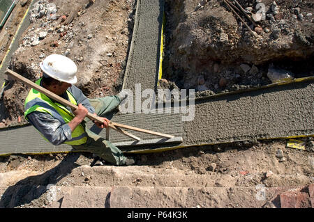 Le basi per la costruzione di casa. Trincea rinforzato con acciaio. Foto Stock