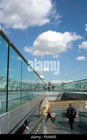 Millennium Bridge e alla Cattedrale di St Paul. Londra, Regno Unito. Il Footbridge progettato da Norman Foster e Partner. Ingegnere: Arup Foto Stock