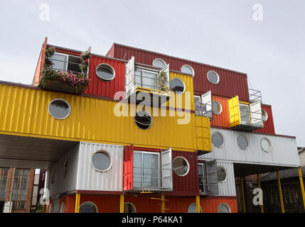 Lo spazio urbano del management dell 'Contenitore città', live-lo sviluppo del lavoro fatto di riciclare i contenitori di spedizione, Boa Trinity Wharf, Leamouth, East London, Foto Stock