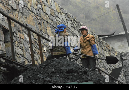 La Cina è uno del più grande produttore di carbone al mondo. Alcune aree in cui il carbone è abbondante tutta la popolazione lavora tutto il carbone da extractin Foto Stock