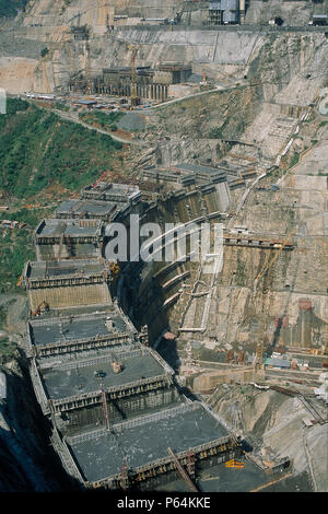 Ertan curvo doppio arco concrete dam. Parte superiore del Fiume Yangtse. Provincia di Sichuan, in Cina. Foto Stock