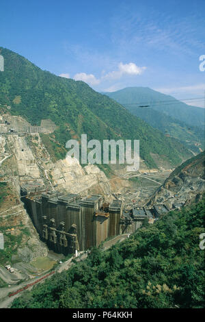 Ertan curvo doppio arco concrete dam. Parte superiore del Fiume Yangtse. Provincia di Sichuan, in Cina. Foto Stock