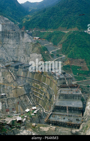 Ertan curvo doppio arco concrete dam. Parte superiore del Fiume Yangtse. Provincia di Sichuan. Cina. Foto Stock