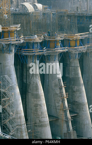 Gigantesche strutture di aspirazione per la metropolitana centrale idroelettrica a Xiaolangdi diga sul fiume Giallo in Cina. Foto Stock
