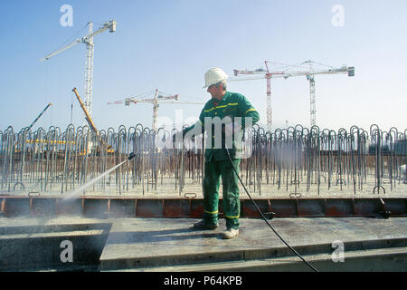 La pulizia ad alta pressione in cemento armato. Le fondazioni del ponte Rion-Antirion, Golfo di Corinto, Grecia. Il ponte è situato in una zona di Foto Stock