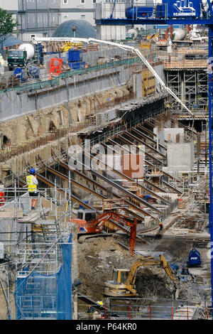 Pompaggio di calcestruzzo in fondamenta di costruzione su larga scala per il sito di un alto blocco ufficio su Heron Quay nei Docklands di Londra di fronte a Canary wh Foto Stock