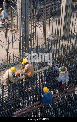 Il fissaggio del rinforzo di acciaio durante la costruzione di acquedotti. Bangkok, Tailandia. Foto Stock