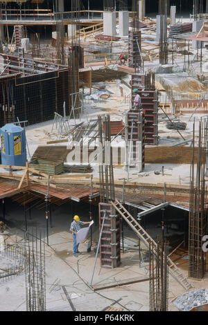 Colonne essendo rivestite di cemento per la costruzione di Sony sul Potzdammer Platz riqualificazione dopo la caduta del muro di Berlino. Foto Stock