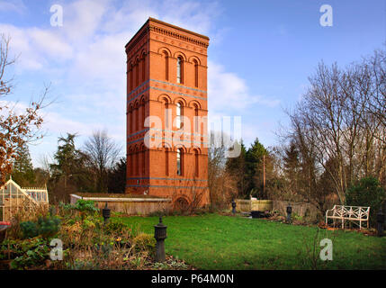 Un Vittoriana convertita in torre di acqua vicino a Tewkesbury, Gloucestershire, Regno Unito Foto Stock