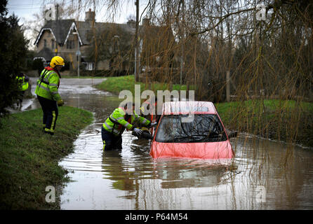 Vigili del fuoco a trefoli di trazione vettura fuori acqua di inondazione, Crudwell, Wiltshire, Regno Unito, Gen 2009 Foto Stock