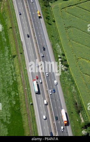 Vista aerea a nord-ovest di M11, il traffico, i campi in Essex, Regno Unito Foto Stock