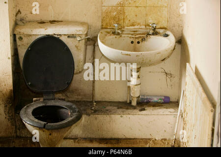 Un disgustingly bagno sporco in un consiglio abbandonato casa in Carlisle Cumbria Regno Unito Foto Stock
