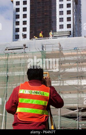 Un geometra lavorando su un progetto di costruzione a Dubai Foto Stock