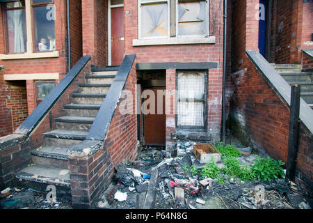 Un attacco incendiario contro una casa di Beeston Leeds Foto Stock