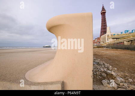 La costruzione di un nuovo muro di mare le misure di difesa contro le inondazioni nella Blackpool per proteggere la città dal cambiamento climatico indotto innalzamento del livello del mare e a una maggiore tempeste che sono s Foto Stock