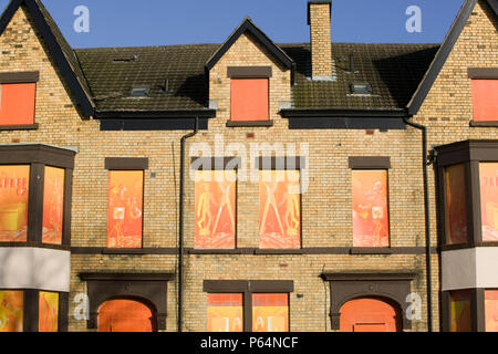 Le case sono saliti fino prima di demolizione su Edge Lane a Liverpool Regno Unito Foto Stock