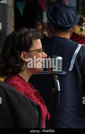 Un cantante di intrattenere i passeggeri sulla piattaforma di Alton stazione durante la "guerra sulla linea' dell'evento 2018 sulla metà Hants ferroviaria linea di crescione REGNO UNITO Foto Stock