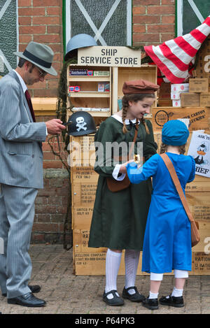 Due bambini vestiti in costume presso la "guerra sulla linea' dell'evento 2018 a Leamington Spa stazione sulla metà Hants ferroviaria linea di crescione Foto Stock