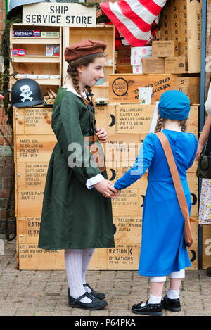 Due bambini vestiti in costume presso la "guerra sulla linea' dell'evento 2018 a Leamington Spa stazione sulla metà Hants ferroviaria linea di crescione Foto Stock