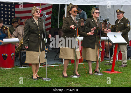 Un stile americano Glen Miller tribute band effettuando in corrispondenza di 'guerra sulla linea' dell'evento 2018 Stazione Ropley sulla metà Hants ferroviaria linea di crescione Foto Stock