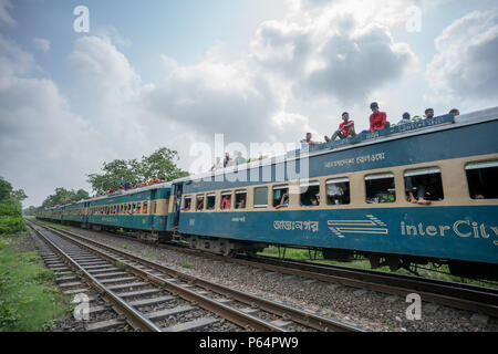 I passeggeri sulla parte superiore di un treno a Dacca in Bangladesh Foto Stock