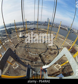 Guardando verso il basso dalla gru di posizionamento del supporto del tetto durante la costruzione del Millennium Dome di Greenwich, London, Regno Unito Foto Stock