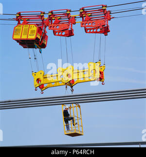 Cavo trasportatore di uomo durante la costruzione del Millennium Bridge, London, Regno Unito Foto Stock