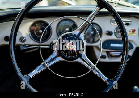 Interno della vettura sportiva Porsche 356B. La messa a fuoco in primo piano. Oldtimertage Berlin-Brandenburg (31 Berlin-Brandenburg Oldtimer giorno). Foto Stock