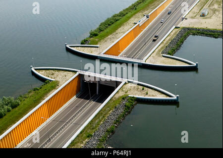 Acquedotto nel Lago Veluwe tra la terraferma e Flevopolder (ex Zuidersea), Holland Foto Stock