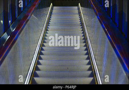 Escalator a Heron Quays DLR station di Londra, Regno Unito Foto Stock